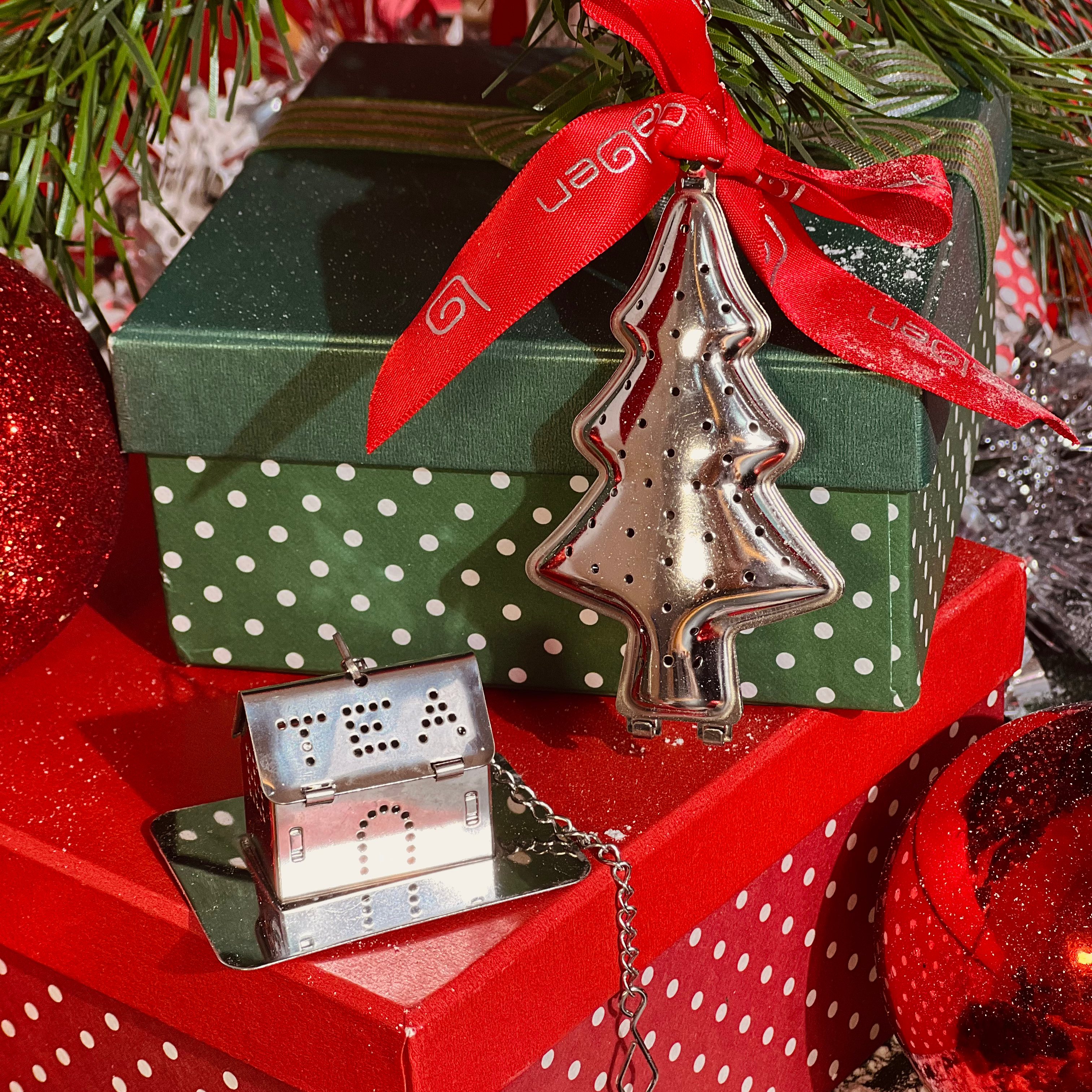 This Christmas Tree Shaped Tea Infuser is made with olaben nutrition and high quality stainless steel for a unique silver color